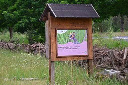 An der Rückseite des Insektenhotels prangt das Willkommensschild des Naturparks Schlaubetal