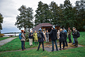 Mehrere Frauen und Männer treffen sich zur Exkursion am Groß Schauener See.