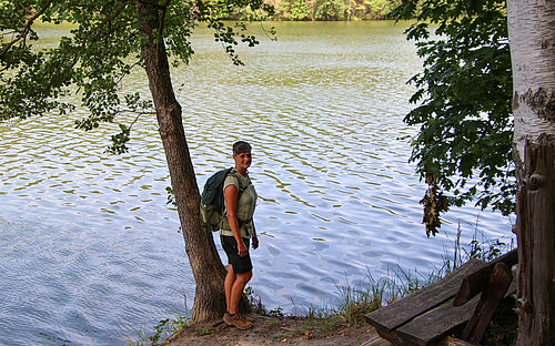 Die Zertifizierte Natur- und Landschaftsführerin erwartet ihre Gäste am waldbestandenen Ufer des Wirchensee.