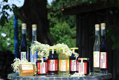 HolunderKönig bietet eine breite Produktpalette rund um den Holunder an. Aus Blüten und Beeren wurde Saft, Gelee und Spirituosen.