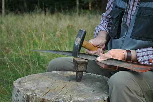 Dengeln, Foto: Sarah Mamerow, Lizenz: Naturpark Schlaubetal